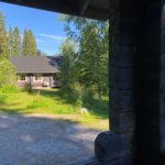 Näkymä Mustikka-mökin kuistilta Puolukan suuntaan.