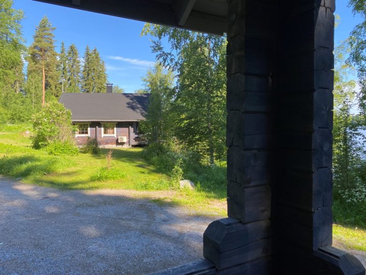 Kesäinen näkymä Mustikka-mökin kuistilta Puolukan suuntaan, välimatka n.30 metriä.