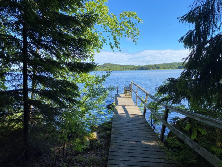 Järvinäkymä Mustikan laiturilla, laiturin päässä penkki.