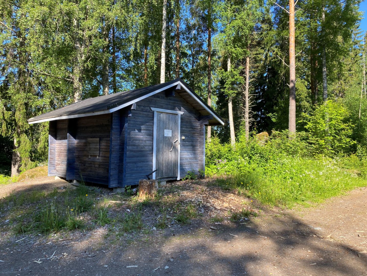 Marjamökkien (Mustikka, Puolukka, Lakka ja Varpu) yhteinen puuvarasto, toisella puolella varasto josta löytyy pelastusliivejä.