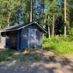 Marjamökkien (Mustikka, Puolukka, Lakka ja Varpu) yhteinen puuvarasto, toisella puolella varasto josta löytyy pelastusliivejä.