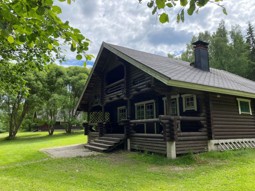 Pyöröhirsisen Oravanpesän kuisti ja sisääntulo. Taustalla, n.40 metriä, Karhunluola mökki.
