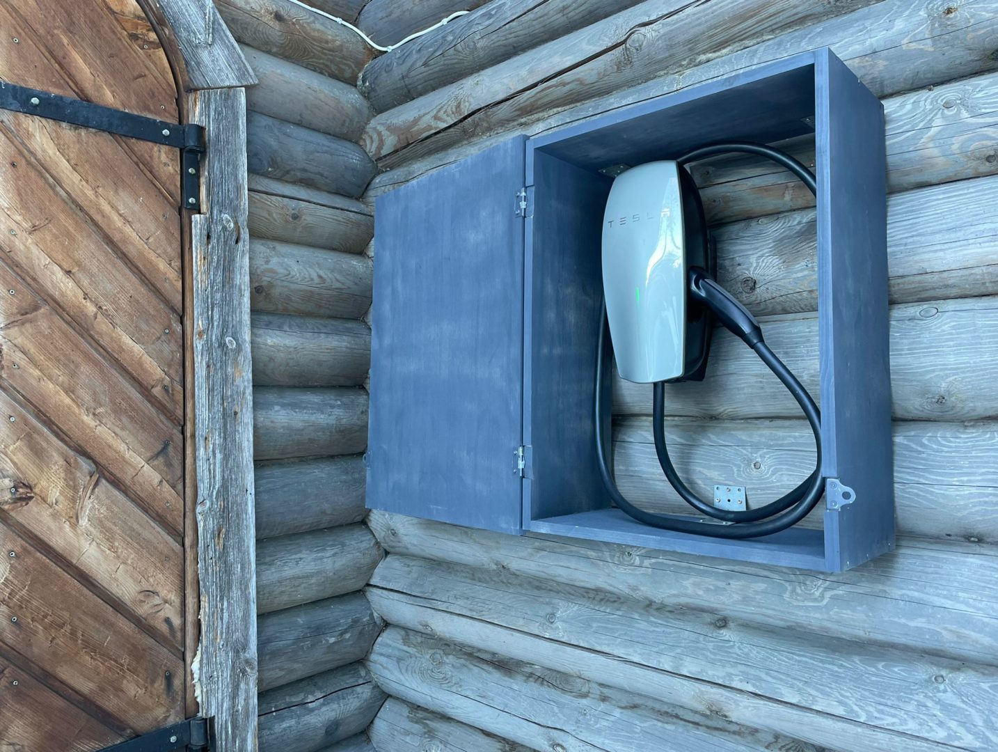 Leppäniemen Hirsihuviloilla Hauholla, puolen tunnin ajomatkan päässä Hämeenlinnasta on sähkö- ja hybridiautojen latausasema Härkälinnalla. Maksullinen.