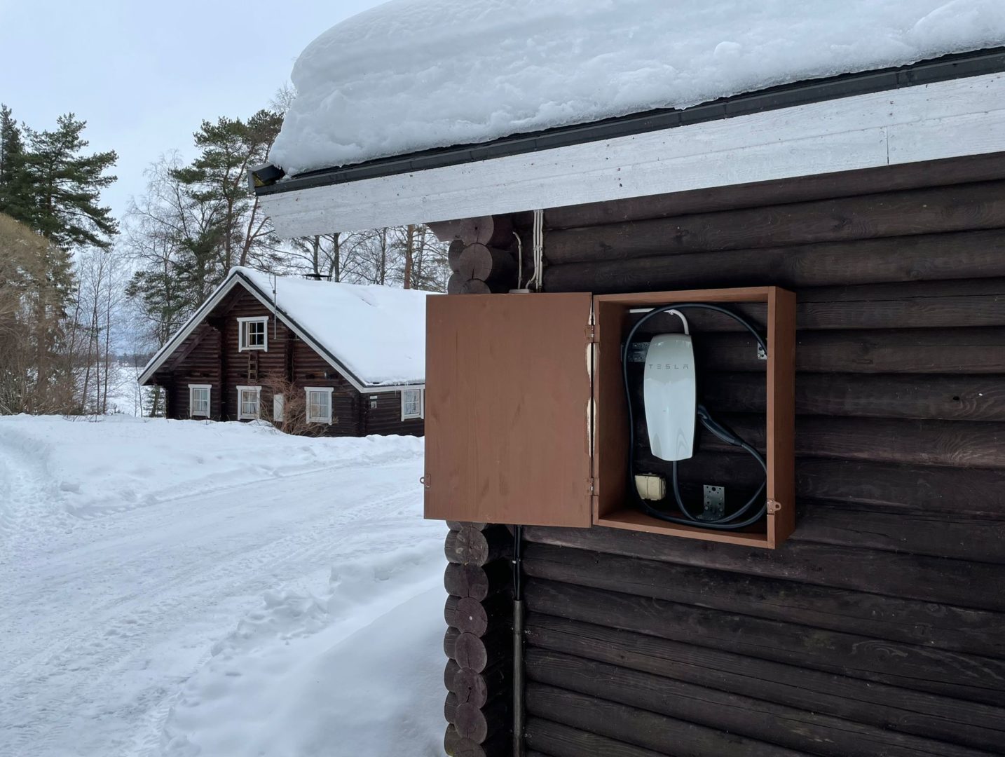 Leppäniemen Hirsihuviloilla Hauholla, puolen tunnin ajomatkan päässä Hämeenlinnasta on Karhunluola ja Oravanpesä mökin kanssa yhteiskäytössä sähkö- ja hybridiautojen latausasema. Maksullinen.
