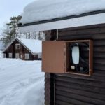 Sähkö- ja hybridiautojen latausasema, yhteinen Karhunluola mökin kanssa. Maksullinen.