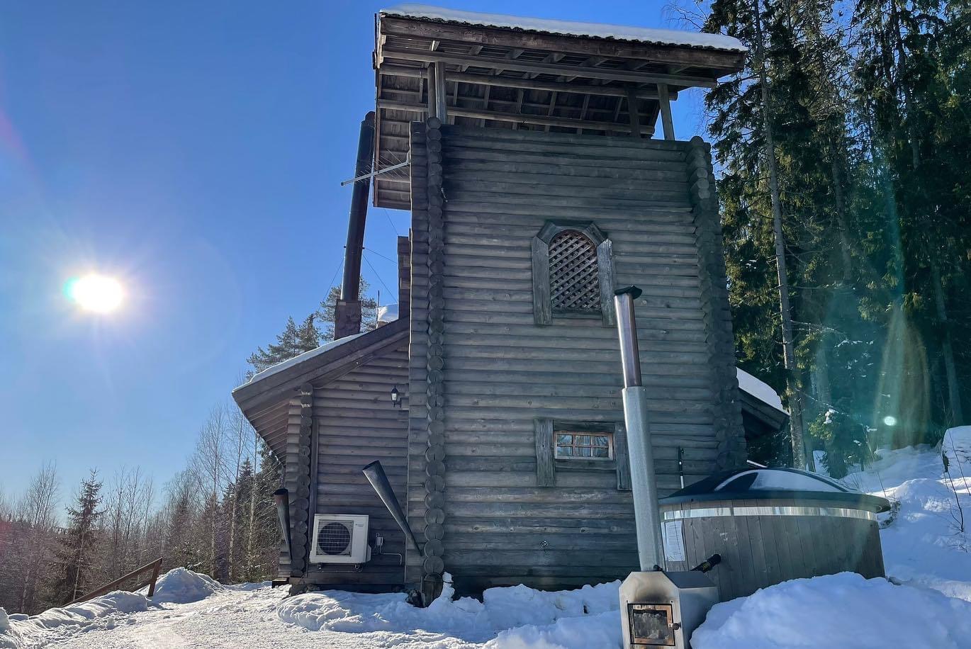 Härkälinna ja Härkälinnan palju aurinkoisessa talvimaisemassa