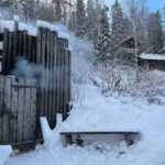 Härkälinnan savusauna lämpenemässä talvisessa maisemassa