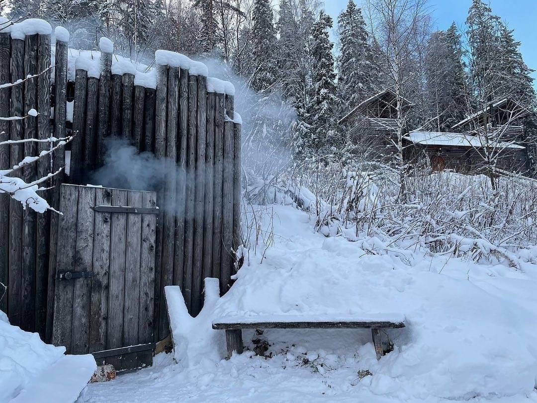 Härkälinnan savusauna lämpenemässä talvisessa maisemassa