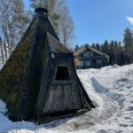 Lapinkota Varpu mökin edustalla talvisessa maisemassa