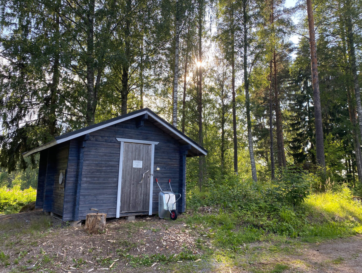Marjamökkien puuvarasto Hauholla Leppäniemessä