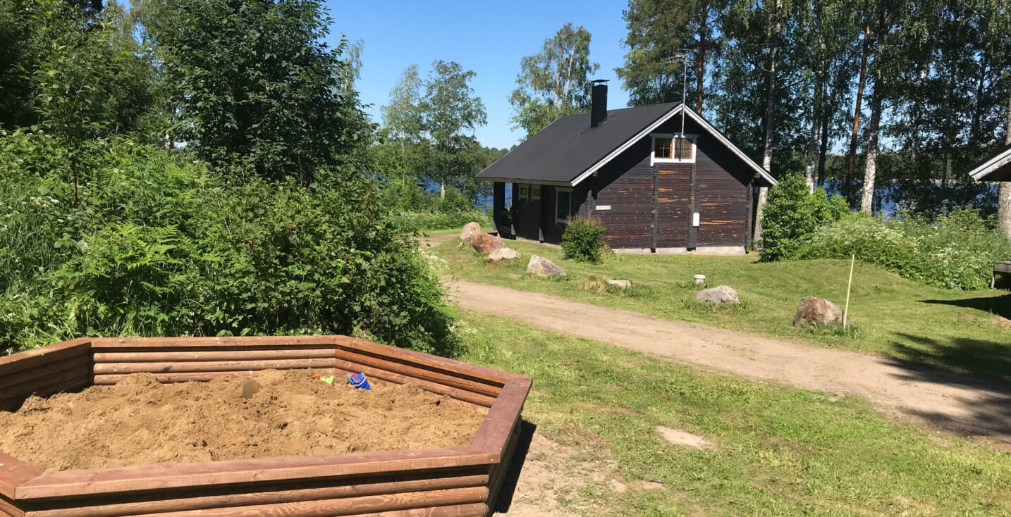Varpu mökki Iso-Roineen rannalla Hauholla Leppäniemessä