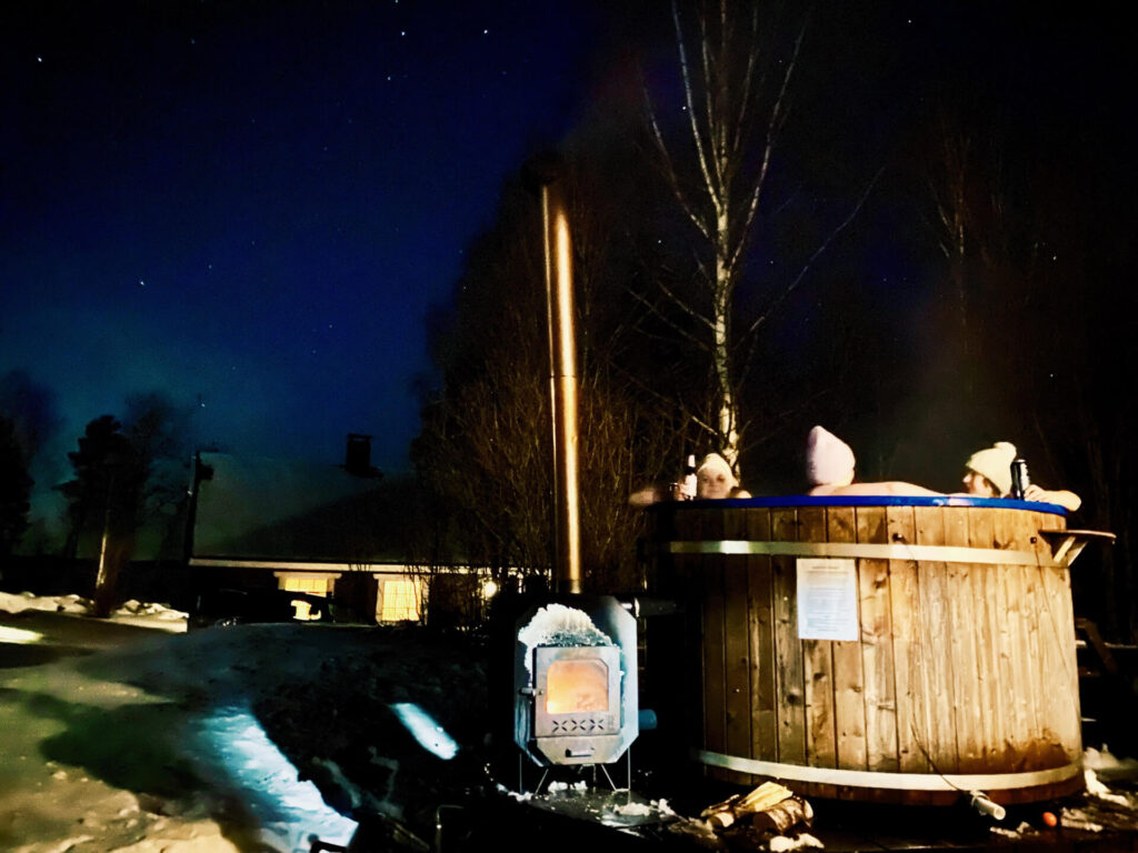 Vuokraa palju. Ystävät nauttimassa tähtitaivaasta paljussa Hauholla Leppäniemessä, jossa paljut ovat vuokrattavana vuoden ympäri