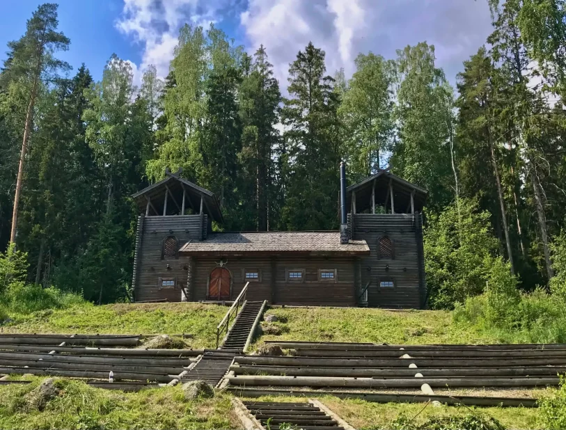 Härkälinna sijaitsee Utterinvuoren rinteellä luonnonsuojelualueen välittömässä läheisyydessä.