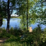 Luonnonpolku johdattaa Varpu-mökin laiturille.