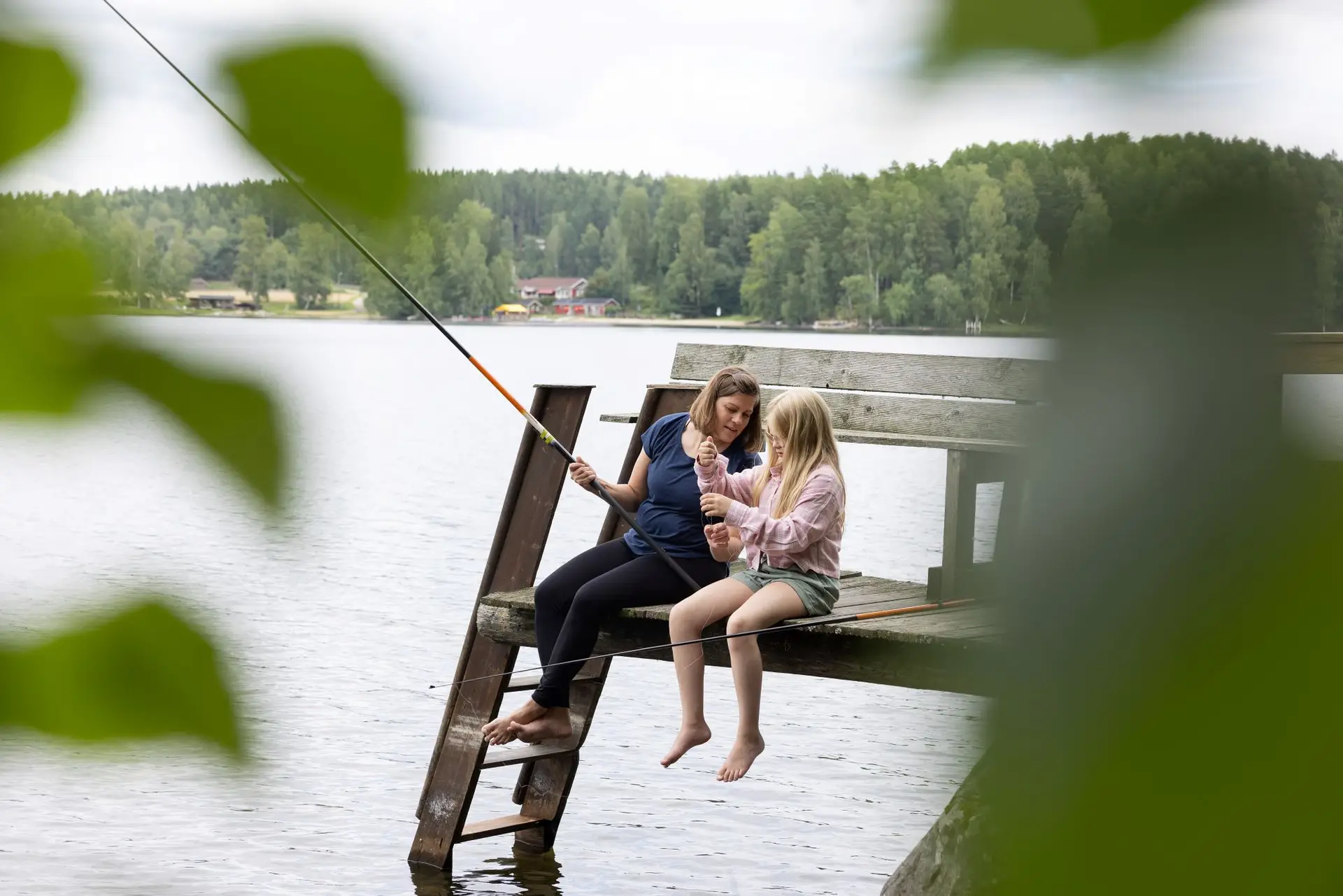 Äiti ja tytär mato-ongella Iso-Roine järven rannalla.